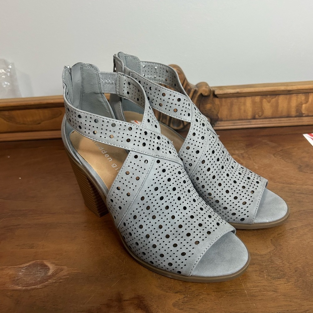 Open-Toe Perforated Block Heel Sandals - Light Gray